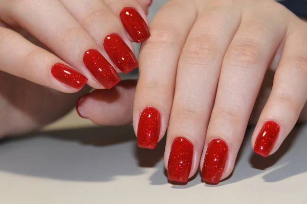 Projeto de manicure vermelho brilhante — Fotografia de Stock