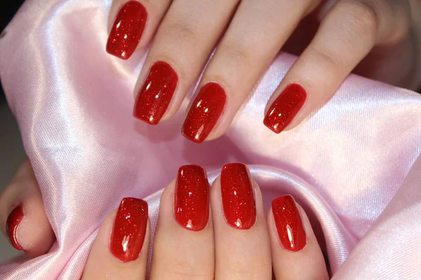 Parlak kırmızı manikür tasarım
