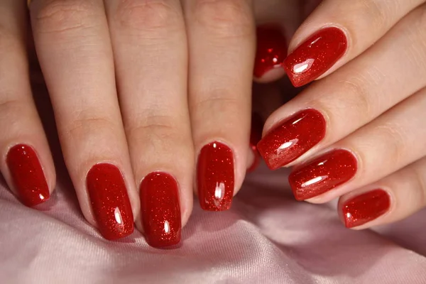 Diseño de manicura rojo brillante — Foto de Stock