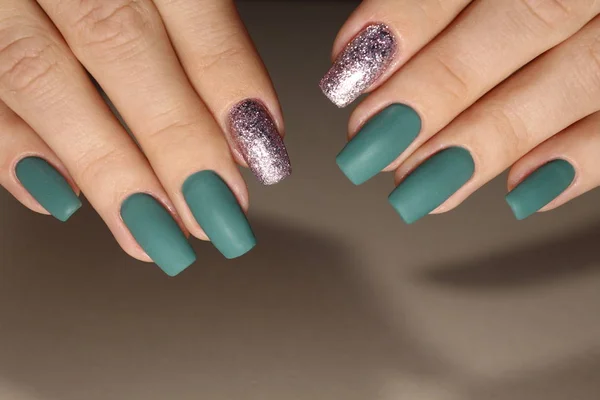 Manos femeninas mostrando esmalte de uñas de colores sobre fondo negro . — Foto de Stock