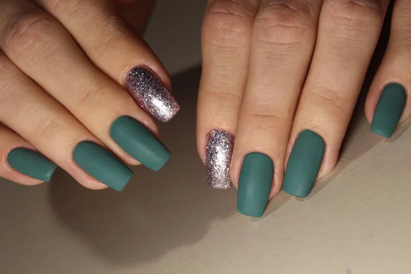 Het ontwerp van de manicure is groen met zilver. — Stockfoto