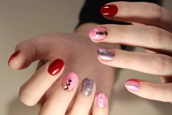 Las manos femeninas con la manicura de estilo . — Foto de Stock