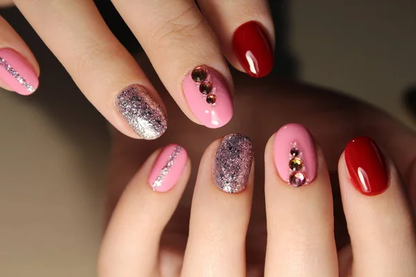 Gemanicuurde nagels met nagellak roze. — Stockfoto