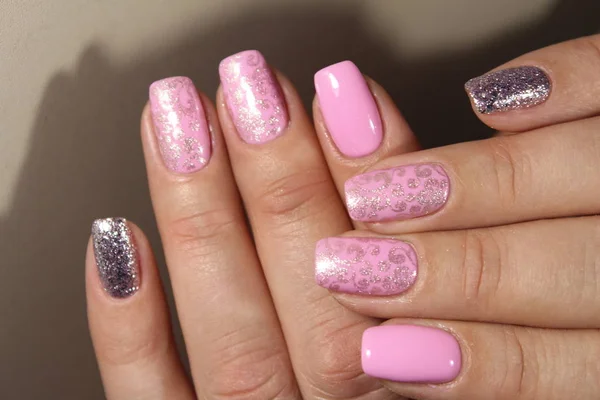 Unhas manicure com esmalte rosa . — Fotografia de Stock
