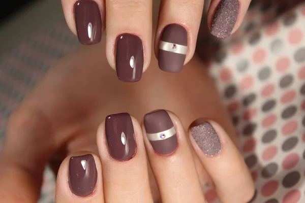 Manicure ontwerp bruin — Stockfoto