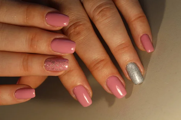 Manicure nagels roze — Stockfoto
