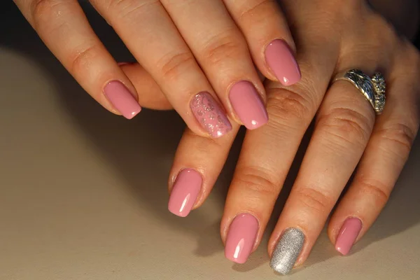 Manicure paznokcie z różowy lakier do paznokci. — Zdjęcie stockowe