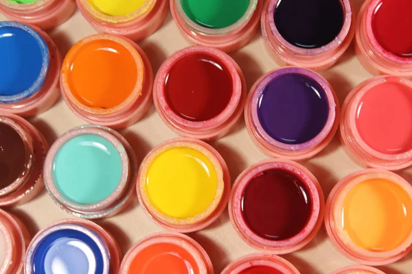 Tırnaklar, pek çok renk için parlak renkler