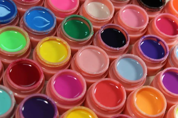 Jasne kolory na paznokcie, wiele kolorów — Zdjęcie stockowe