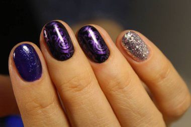 Manikür parlak, renkli tasarım