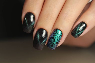 Kedi göz manikür bir oje ile renk