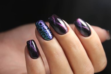 Kedi göz manikür bir oje ile renk