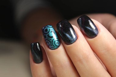 Kedi göz manikür bir oje ile renk