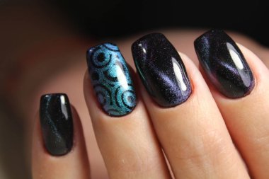 güzel manikür elleriyle