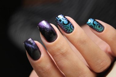 Kedi göz manikür bir oje ile renk