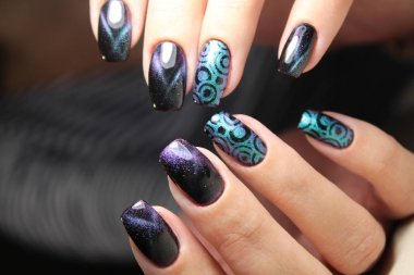 Kedi göz manikür bir oje ile renk