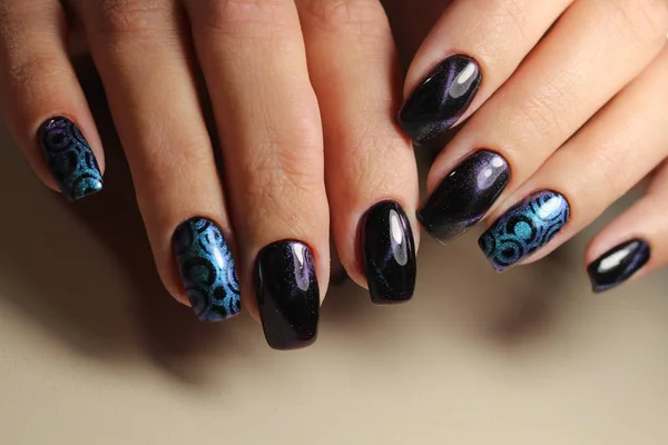 Hand in hand met mooie manicure. Schellak compleet — Stockfoto
