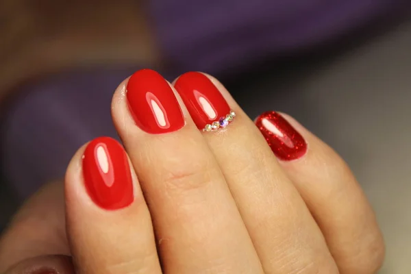 Bir kadınla kırmızı manikür eller — Stok fotoğraf