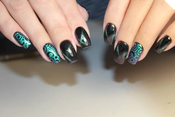 Kedi göz manikür bir oje ile renk