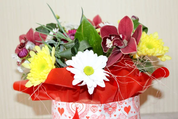 Dárková krabice s krásné květy orchidejí — Stock fotografie