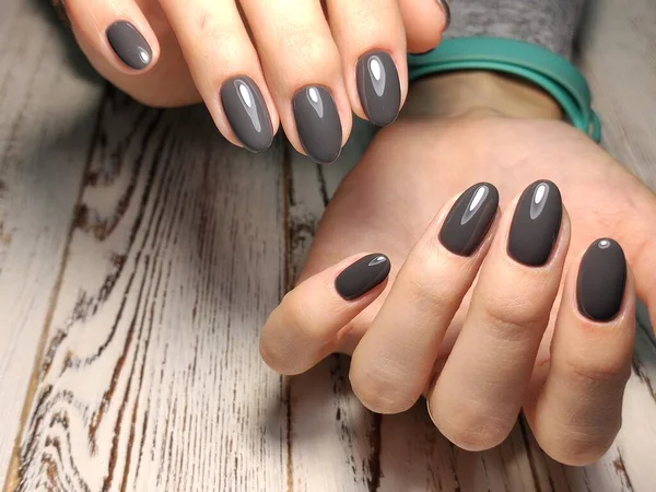 Progetto alla moda di manicure su belle penne — Foto Stock