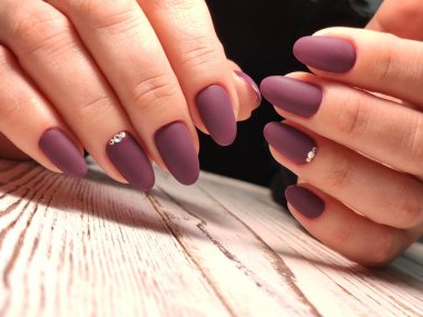 Manikürlü tırnaklar tırnak cilası sanat tasarım. En iyi