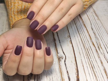 Sonbahar manikürü. Güz yapraklı güzel tırnaklar..