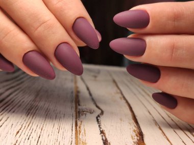 Gri çizgili tırnak tasarım el üzerinde kapat.