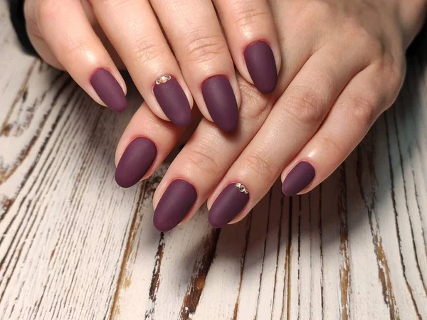 Unhas naturais incríveis. Mãos de mulher com manicura limpa. Gel polonês aplicado. — Fotografia de Stock