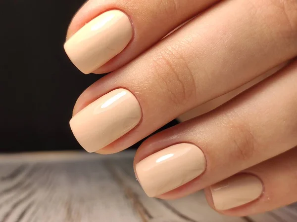 Diseño de uñas de rayas grises en mano femenina de cerca . —  Fotos de Stock
