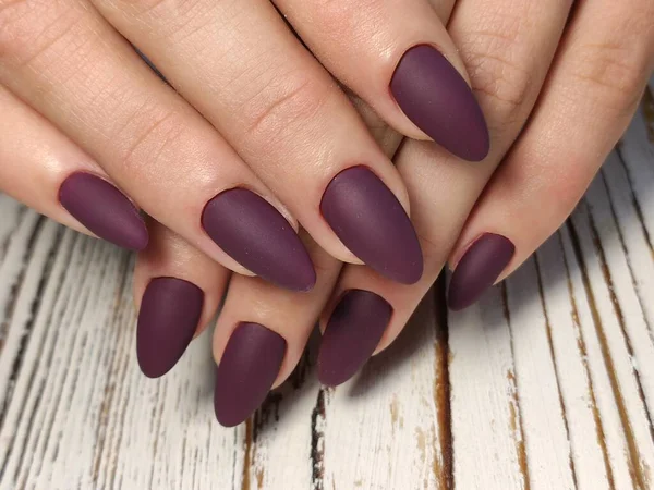 Manucure d'automne. Beau design de ongles avec des feuilles d'automne . — Photo