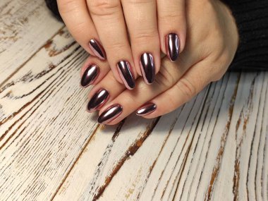 Eller dikkat. Pastel Çivilerle Tasarım Eli