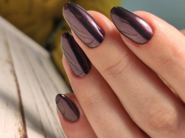 Gençlik tasarım, güzel eller seksi manikür ile manikür.