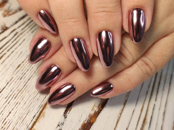 Autumn manicure. Beautyful nails design with autumn leaves. — Stock Photo, Image