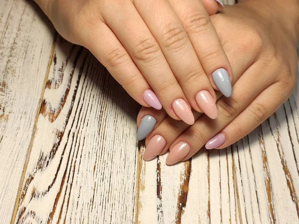 Młodzieży do manicure projektu, piękne kobiece dłonie z sexy manicure. — Zdjęcie stockowe