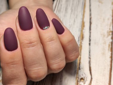 Gençlik tasarım, güzel eller seksi manikür ile manikür.