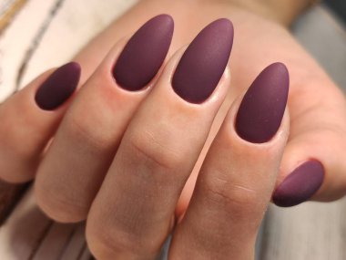 Gençlik tasarım, güzel eller seksi manikür ile manikür.