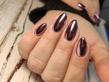 Gri çizgili tırnak tasarım el üzerinde kapat.