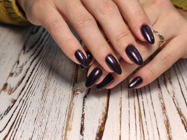 Sonbahar manikürü. Güz yapraklı güzel tırnaklar..