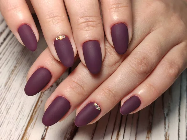 Młodzieży do manicure projektu, piękne kobiece dłonie z sexy manicure. — Zdjęcie stockowe