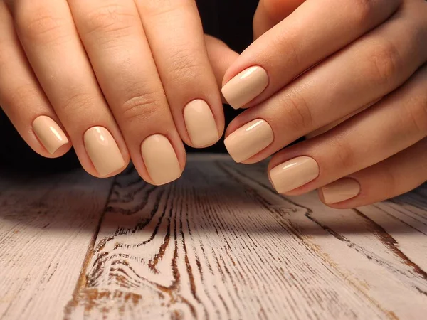 Diseño de uñas de rayas grises en mano femenina de cerca . — Foto de Stock