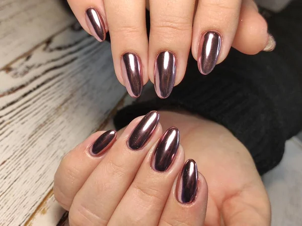 Jeugd design, mooie vrouwelijke handen met sexy manicure manicure. — Stockfoto