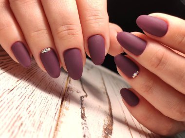 İnanılmaz doğal tırnaklar. Temiz manikürlü kadın elleri. Jel cilası uygulandı.