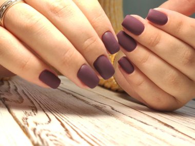 Büyüleyici lüks timsah manikürü. Cazip tırnaklar tasarla