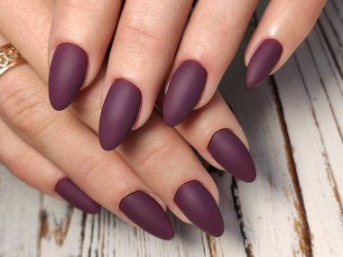 Gri çizgili tırnak tasarım el üzerinde kapat.