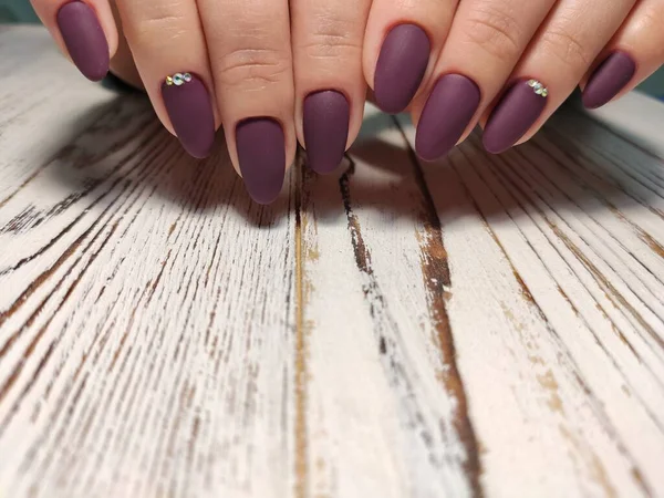 Młodzieży do manicure projektu, piękne kobiece dłonie z sexy manicure. — Zdjęcie stockowe