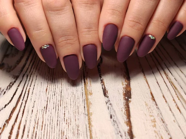 Trendy design van manicure op mooie pennen — Stockfoto