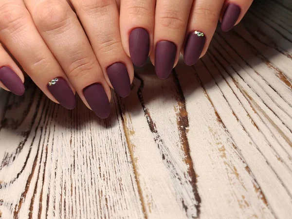 Geweldige natuurlijke nagels. Vrouwenhanden met schone manicure. Gellak aangebracht. — Stockfoto