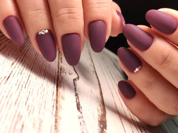 Trendy design van manicure op mooie pennen — Stockfoto