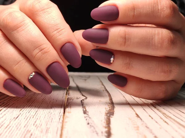 Youth manicure design, beautiful female hands with sexy manicure. — Stock Photo, Image